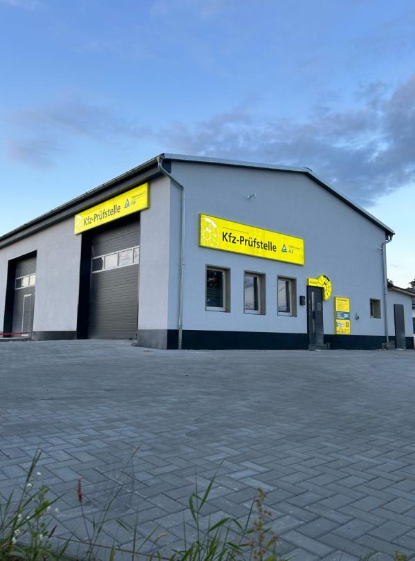 Auf dem Bild ist die Kfz-Prüfstelle in Neustrelitz bei Dämmerung zu sehen